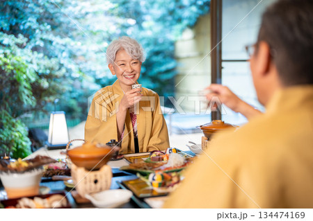 旅館で乾杯するシニア女性 134474169