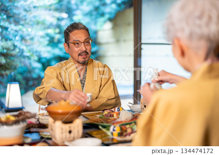 旅館でお酌をするシニア夫婦 134474172