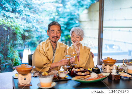 温泉旅館で食事をするシニア夫婦 134474176
