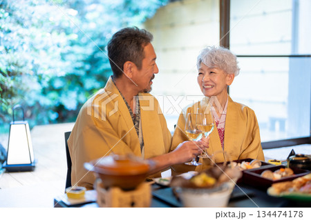 温泉旅館で食事をするシニア夫婦 温泉旅館で食事をするシニア夫婦 134474178