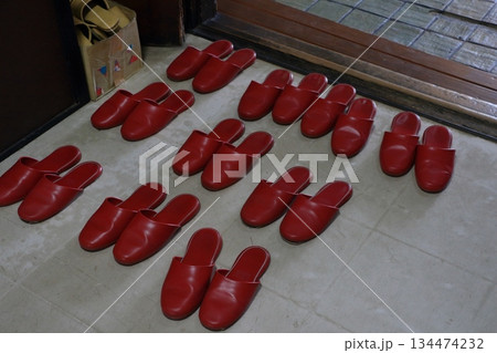 玄関に揃えられたスリッパ 134474232