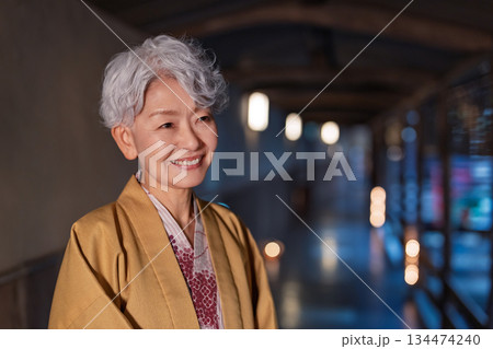 温泉旅行を楽しむシニア女性　撮影協力:伊東緑涌 134474240