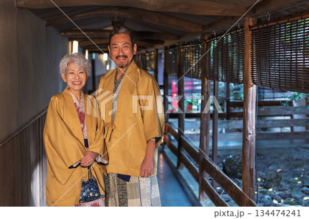 温泉旅行を楽しむシニア夫婦 撮影協力:伊東緑涌 温泉旅行を楽しむシニア夫婦 撮影協力:伊東緑涌 134474241