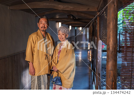 温泉旅行を楽しむシニア夫婦　撮影協力:伊東緑涌 134474242