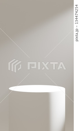 スポットライトに当たった白い円柱の台座。背景素材。3D（縦長） 134474254
