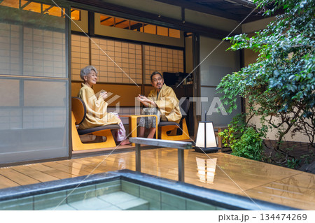 旅館でくつろぐシニア夫婦　撮影協力:伊東緑涌 134474269