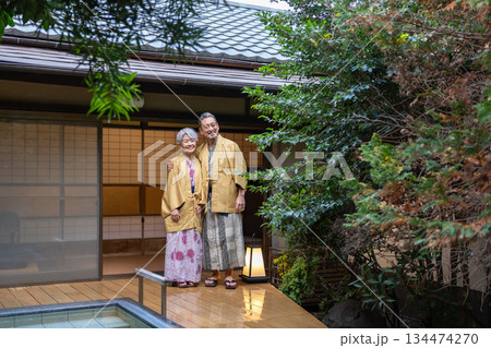 温泉旅行を楽しむシニア夫婦　撮影協力:伊東緑涌 134474270
