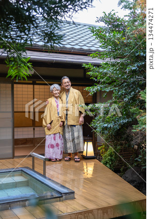 温泉旅行を楽しむシニア夫婦 撮影協力:伊東緑涌 温泉旅行を楽しむシニア夫婦 撮影協力:伊東緑涌 134474271
