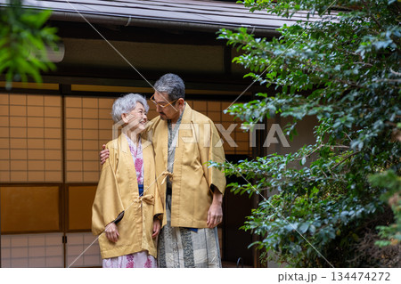 温泉旅行を楽しむシニア夫婦　撮影協力:伊東緑涌 134474272