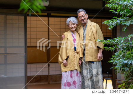 温泉旅行を楽しむシニア夫婦　撮影協力:伊東緑涌 134474274