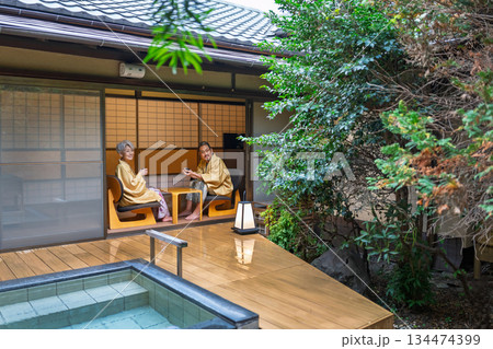 旅館でくつろぐシニア夫婦　撮影協力:伊東緑涌 134474399
