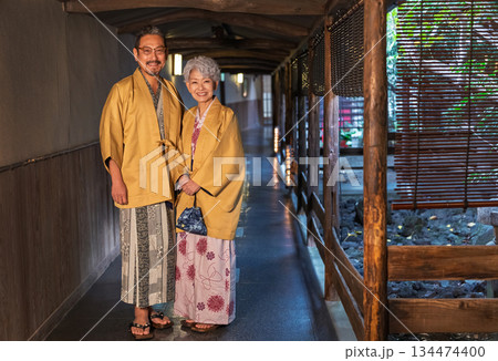 温泉旅行を楽しむシニア夫婦 撮影協力:伊東緑涌 温泉旅行を楽しむシニア夫婦 撮影協力:伊東緑涌 134474400