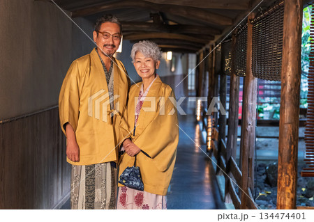 温泉旅行を楽しむシニア夫婦　撮影協力:伊東緑涌 134474401