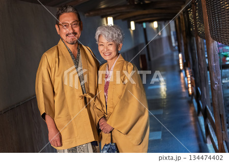 温泉旅行を楽しむシニア夫婦　撮影協力:伊東緑涌 134474402