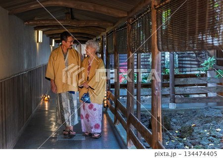 温泉旅行を楽しむシニア夫婦　撮影協力:伊東緑涌 134474405