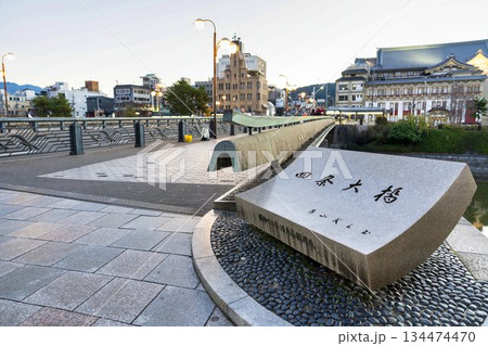 早朝の四条大橋と鴨川 朝焼け 京都府京都市 早朝の四条大橋と鴨川 朝焼け 京都府京都市 134474470