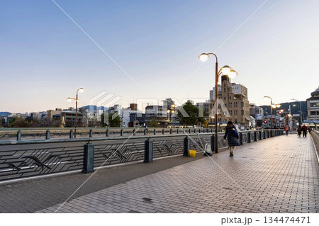 早朝の四条大橋と鴨川 朝焼け 京都府京都市 早朝の四条大橋と鴨川 朝焼け 京都府京都市 134474471