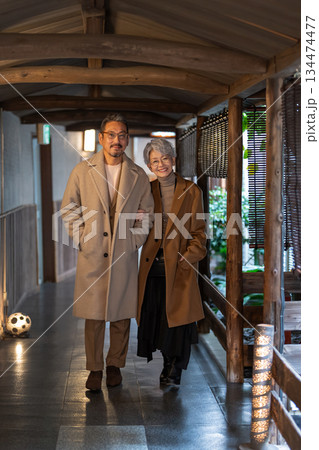 旅行を楽しむシニア夫婦　撮影協力:伊東緑涌 134474477