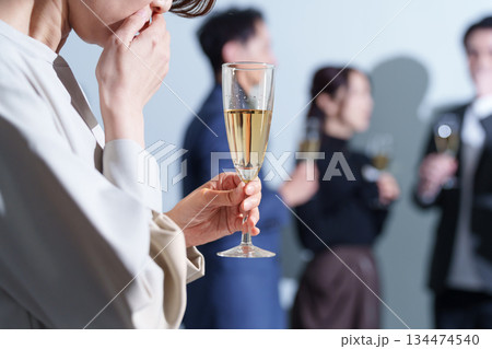 婚活パーティーで失敗する30代女性 134474540