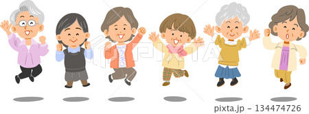 横一列でジャンプするシニアの女性たち 横一列でジャンプするシニアの女性たち 134474726