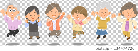 横一列でジャンプするシニアの女性たち 横一列でジャンプするシニアの女性たち 134474726