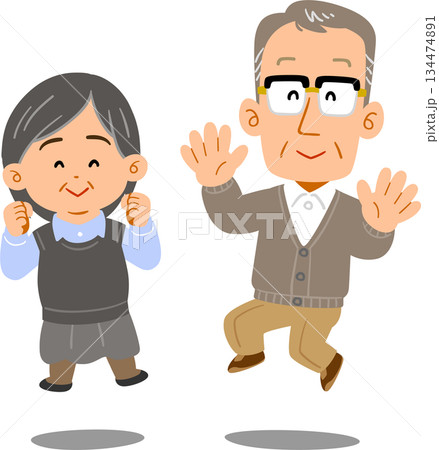 ジャンプするシニアのカップル 134474891