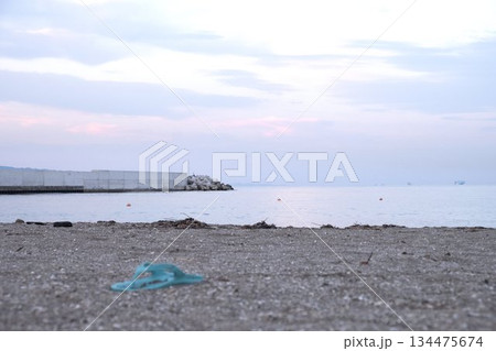 浜辺のビーチサンダル 浜辺のビーチサンダル 134475674