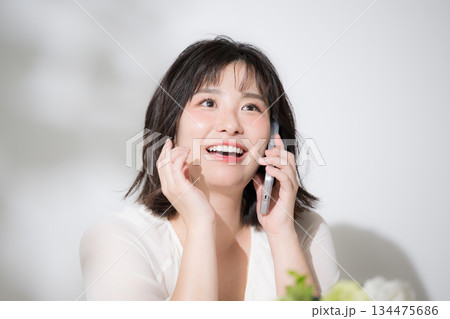 嬉しい楽しいスマホをで話す若い女性クローズアップ 問合せやコンタクト、思い出す、思いつくなどの表情 嬉しい楽しいスマホをで話す若い女性クローズアップ 問合せやコンタクト、思い出す、思いつくなどの表情 134475686