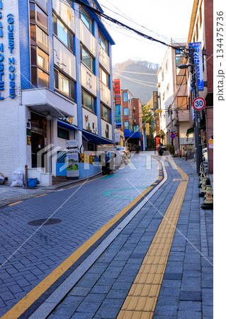 急坂が多くて大変な韓国明洞の裏道の景観 急坂が多くて大変な韓国明洞の裏道の景観 134475736