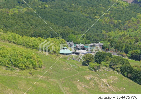 秋吉台 北山山頂から見る秋吉台青少年自然の家 秋吉台 北山山頂から見る秋吉台青少年自然の家 134475776