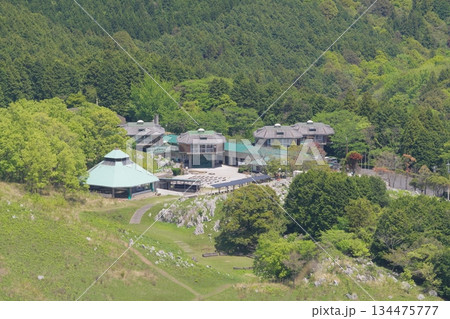秋吉台　北山山頂から見る秋吉台青少年自然の家 134475777
