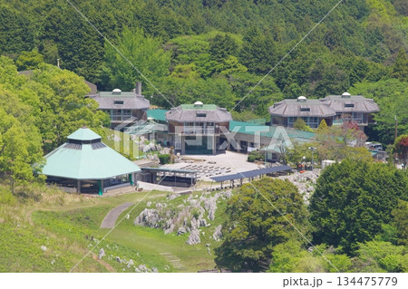 秋吉台 北山山頂から見る秋吉台青少年自然の家 秋吉台 北山山頂から見る秋吉台青少年自然の家 134475779