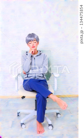 考えながら椅子に座る人 2ai 134475854