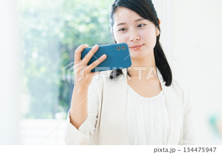 スマホを見るビジネスウーマン スマホを見るビジネスウーマン 134475947