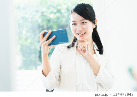スマホを見るビジネスウーマン 134475948