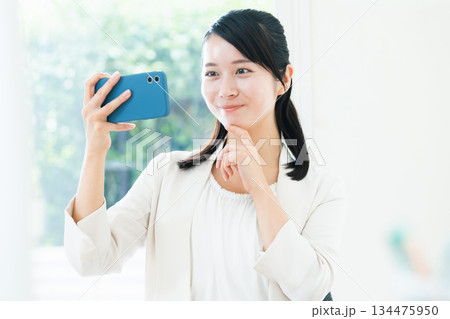 スマホを見るビジネスウーマン 134475950