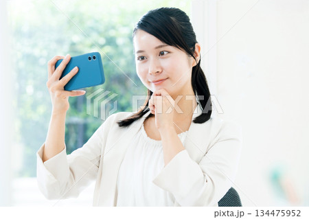 スマホを見るビジネスウーマン 134475952