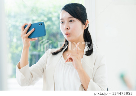 スマホを見るビジネスウーマン 134475953