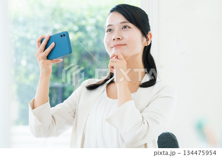 スマホを見るビジネスウーマン 134475954