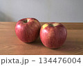 テーブルに置かれたりんご 134476004
