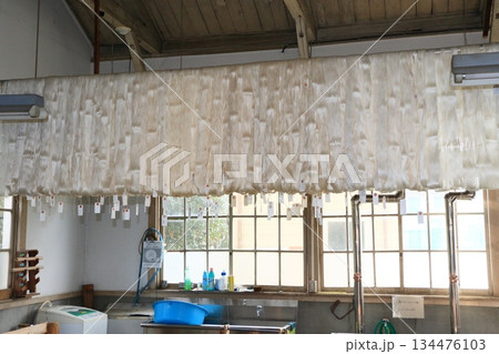 精練されて干されている絹糸　絹織物の加工 134476103