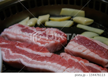本場韓国で食べる美味しいサムギョプサル 134476113