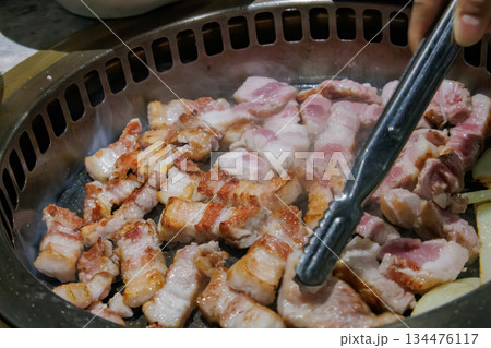 本場韓国で食べる美味しいサムギョプサル 134476117