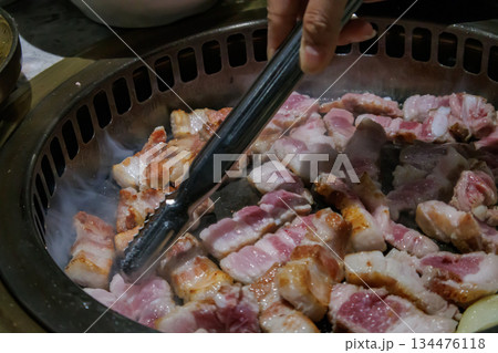 本場韓国で食べる美味しいサムギョプサル 134476118