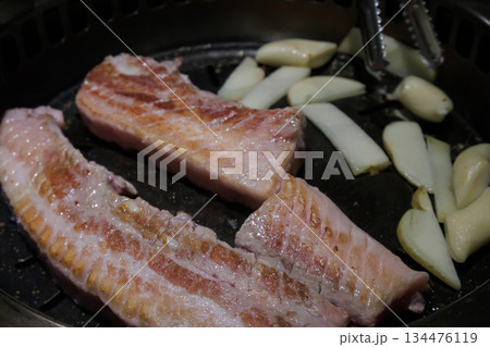 本場韓国で食べる美味しいサムギョプサル 134476119