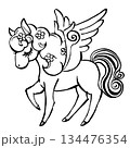 たてがみに花を散りばめたレトロでメルヘンな目を閉じたペガサス　筆描き・白と黒 134476354
