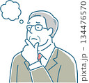 思い悩む男性パーソン① 134476570