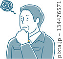 思い悩む男性パーソン② 134476571
