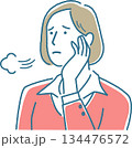 思い悩む女性パーソン 134476572