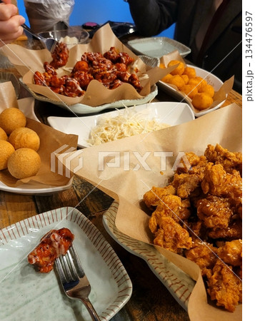 Crispy fried chicken with golden, crunchy skin and juicy, tender meat. A delicious and savory dish, perfect for any meal, served with dipping sauces or side dishes for extra flavor! 134476597